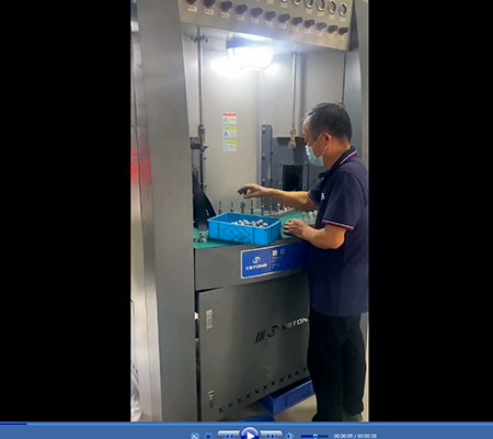 鋁合金噴砂氧化表面處理設(shè)備工作視頻